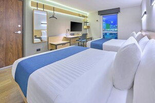 Habitación estándar, 2 camas dobles, vistas a la ciudad | Escritorio, cortinas opacas, tabla de planchar con plancha y wifi gratis