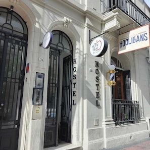 Vista frontal de la propiedad