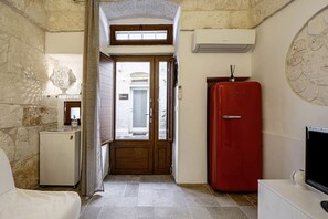 Interior - White Rose by Rentbeat (Ostuni)