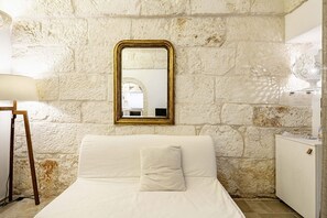 Interior - White Rose by Rentbeat (Ostuni)