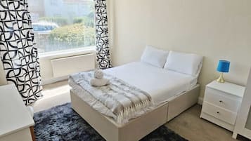 5 slaapkamers, een bureau, een strijkplank/strijkijzer, wifi