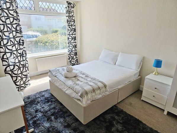 5 bedrooms, desk, iron/ironing board, WiFi