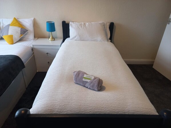 5 bedrooms, desk, iron/ironing board, WiFi