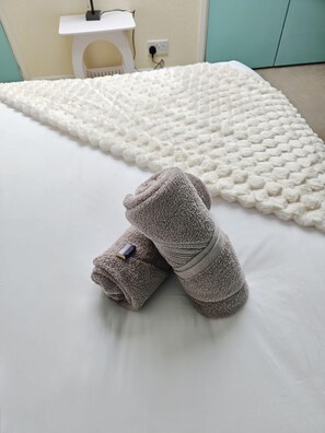 5 Schlafzimmer, Schreibtisch, Bügeleisen/Bügelbrett, WLAN