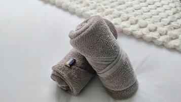 5 Schlafzimmer, Schreibtisch, Bügeleisen/Bügelbrett, WLAN