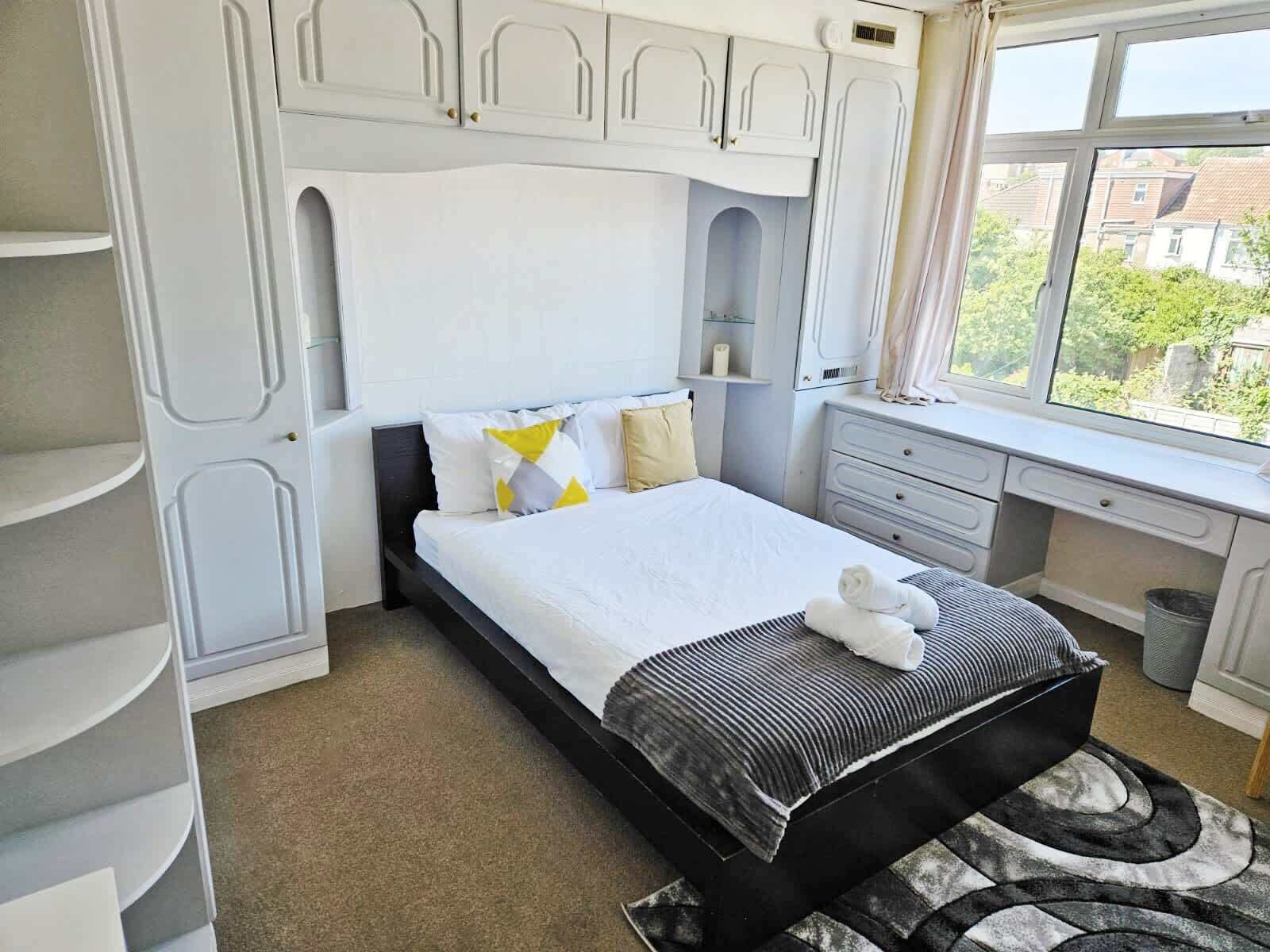 5 bedrooms, desk, iron/ironing board, WiFi