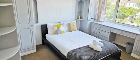 5 bedrooms, desk, iron/ironing board, WiFi