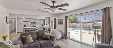 تلفزيون ذكي، مدفأة، كرة قدم الطاولة، كُتُب