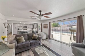 Smart-tv, eldstad, bordsfotboll och böcker