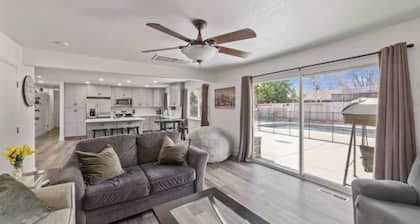 Yuba City Front Unit 5 beds 1 bath with Shared Pool, Laundry, Backyard
