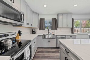 Frigorífico, microondas, horno y placa de cocina