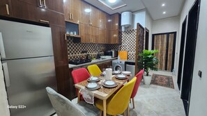 Refrigerador, horno, lavavajillas, cafetera/tetera