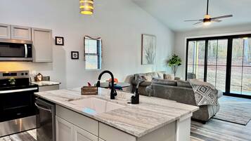 Een koelkast, een magnetron, een oven, een kookplaat