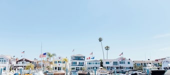 Steps to Beach + AC + Parking + Beach Equipment