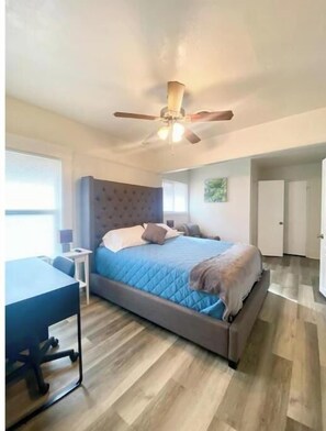 3 habitaciones, escritorio y tabla de planchar con plancha 