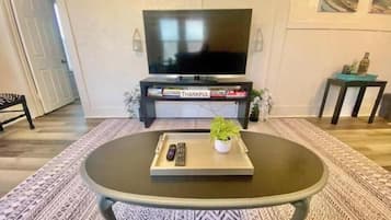 Een smart-tv, tafelvoetbal en boeken