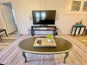 Smart TV, futbolito y libros 
