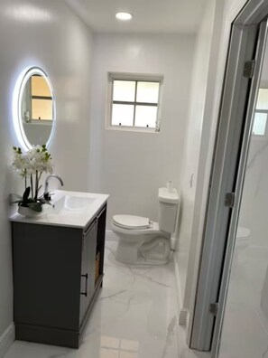 Een douche, een haardroger, handdoeken, zeep