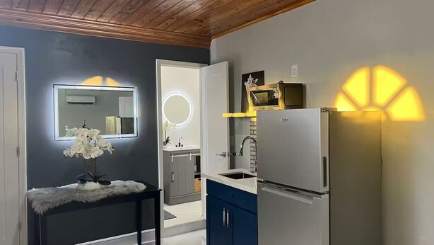 Eine moderne Küche mit Kühlschrank, Mikrowelle und Spüle.