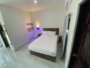 Basic-Doppelzimmer, Gartenblick | Schreibtisch, laptopgeeigneter Arbeitsplatz, kostenloses WLAN