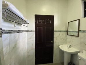 Basic-Doppelzimmer, Gartenblick | Badezimmer | Dusche, Handtücher, Seife, Shampoo