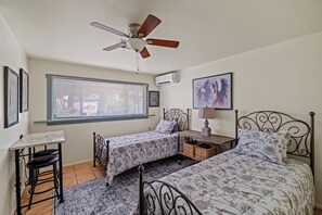 6 bedrooms, desk, iron/ironing board, free WiFi