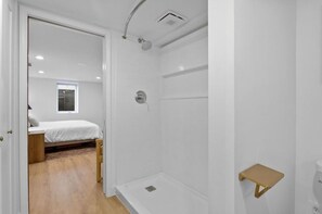 Shower, hair dryer, towels, soap - Charming St. Louis Park Home (Minneapolis)