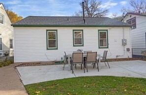 Outdoor dining - Charming St. Louis Park Home (Minneapolis)