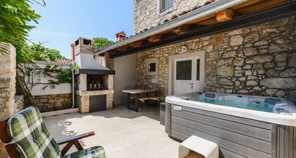 Warm Holiday Home With Terrace