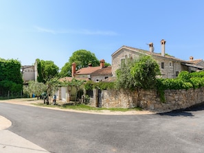 House | Exterior - Warm Holiday Home With Terrace (Porec)
