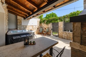 House | Outdoor dining - Warm Holiday Home With Terrace (Porec)