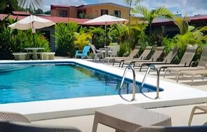 2 piscinas al aire libre (de 07:00 a 22:00), sombrillas, tumbonas