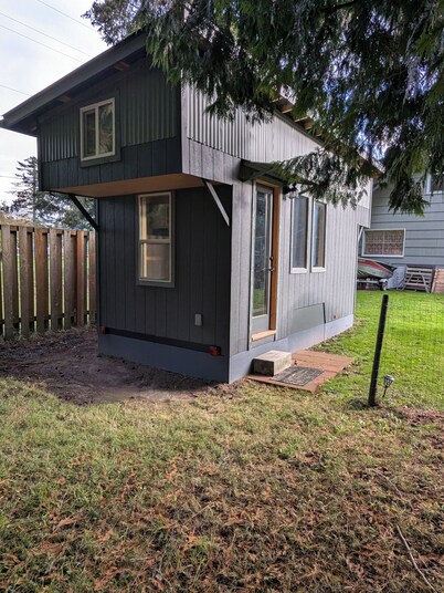 Charming tiny house bungalow at Nugents Corner with WiFi & Baker Mt close by.