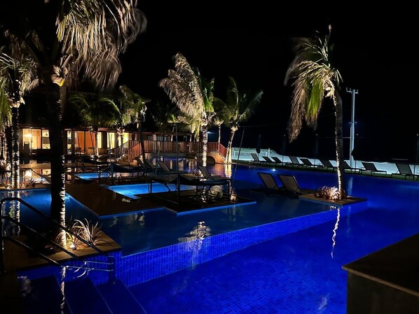 2 outdoor pools