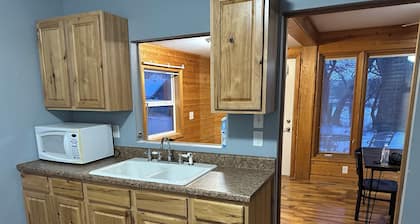 Lovely 2-bedroom LAKE house with AC in Fairmont