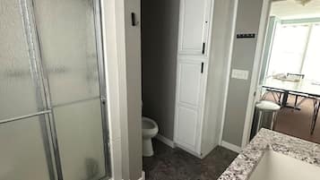 Douche, serviettes fournies, savon, papier toilette