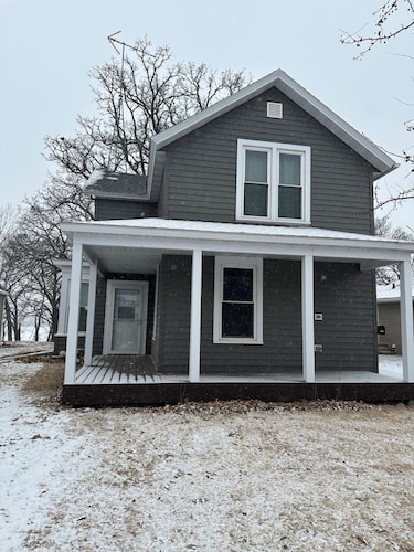 Lovely 2-bedroom LAKE house with AC in Fairmont