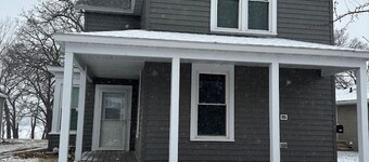 Lovely 2-bedroom LAKE house with AC in Fairmont