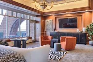 Espacio para trabajar con laptop y tabla de planchar con plancha 