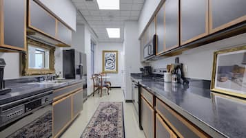 Luxury Suite, 1 King Bed, Kitchen, City View | Private kitchen | Fridge, microwave