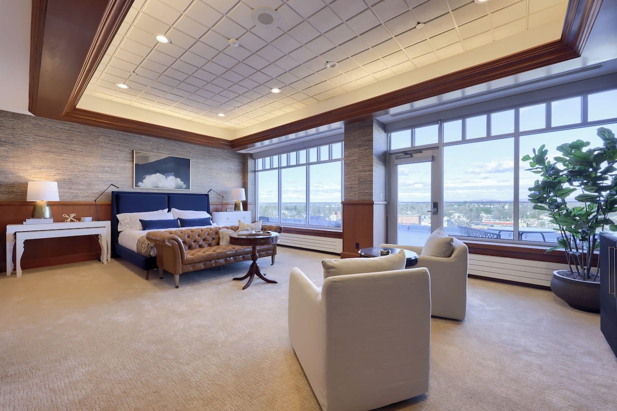 Luxury Studio Suite, 1 King Bed, Refrigerator, City View