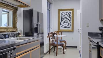 Luxury Suite, 1 King Bed, Kitchen, City View | Private kitchen | Fridge, microwave