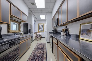 Luxe suite, 1 kingsize bed, keuken, uitzicht op stad | Dineren in de kamer