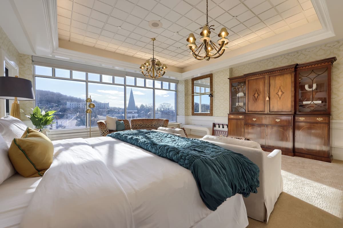 Luxury Suite, 1 King Bed, Kitchen, City View