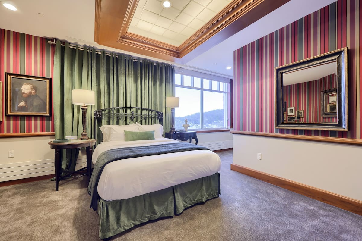 Luxury Room, 1 Queen Bed, Refrigerator, City View