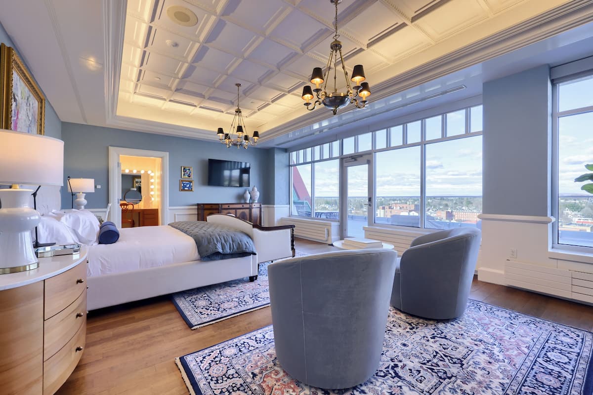 Luxury Studio Suite, 1 King Bed, Refrigerator, City View