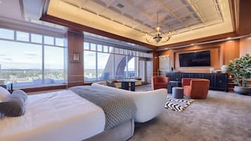 Suite estudio de lujo, 1 cama King size, refrigerador, vista a la ciudad | Espacio para trabajar con laptop y tabla de planchar con plancha