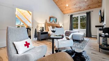 5 bedrooms, desk, iron/ironing board, travel cot