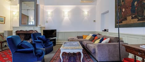 TV, fireplace