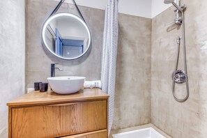 Shower, hair dryer, towels - Appartement Isola, climatisé et parking privé - Welkeys (Lyon)